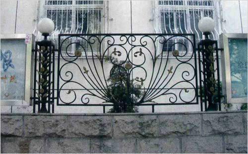 铁艺阳台护栏网 融合安全防护与园艺美学的精致选择